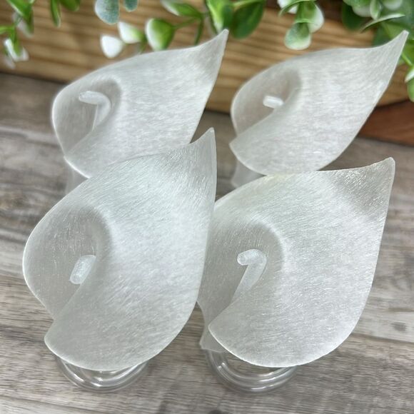 Lily Lucite Modern Floral Napkin Rings, Set of 4 - Picture 5 of 9
